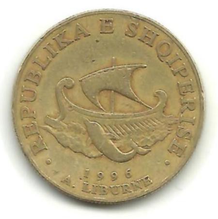 Монета 20 леков. 1996 год. Древнее парусно-гребное судно (либурна).  Албания.